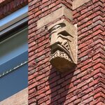 Beeldhouwwerk (Mesdagstraat): een van de koppen/maskers.
<br/>
Marcel Westhoff, juni 2018